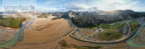 Luftaufnahme  Panorama  Dramatische Vulkanlandschaft  bunte Erosionslandschaft mit Bergen  Lavafeld  Campingplatz Landmannalaugar  Fjallabak Naturreservat  Suðurland  Island  Europa