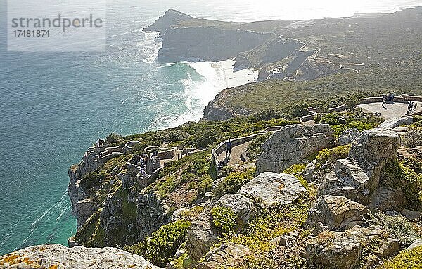 Touristen am Aussichtspunkt  Cape Point  Kap der Guten Hoffnung  Tafelberg-Nationalpark  Kap-Halbinsel  Westkap  Südafrika