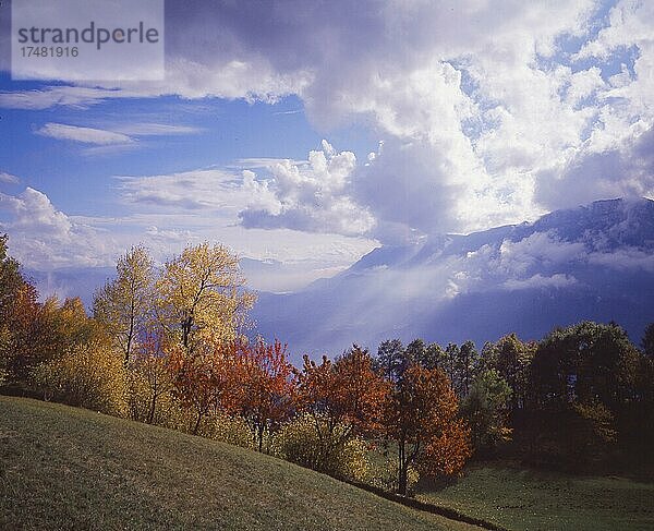Wolken über dem Etschtal  Tschaufen  Südtirol  Italien  Europa