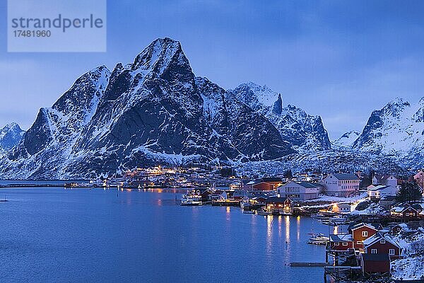 Winterliche skandinavische Landschaft bei Sonnenaufgang  Meer  Berge  Schnee  Reine  Nordland  Lofoten  Norwegen  Europa
