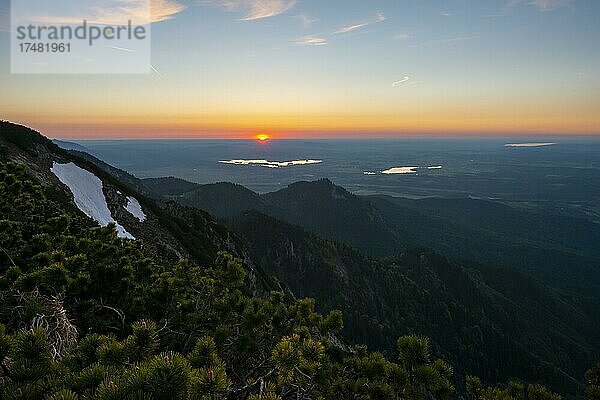 Untergehende Sonne  Ausblick auf Staffelsee bei Sonnenuntergang  vom Gipfel des Herzogstand  Gratwanderung Herzogstand Heimgarten  Oberbayern  Bayern  Deutschland  Europa