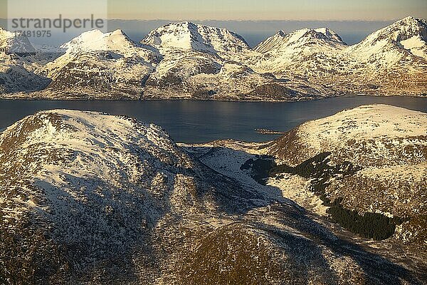 Berge der Lofoten im Winter aus der Luft  Lofoten  Nordland  Lofoten  Norwegen  Europa