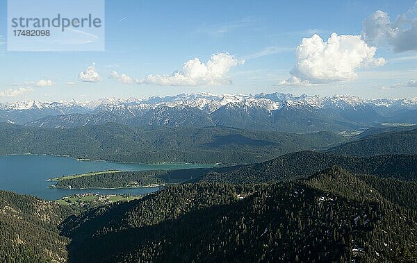 Blick auf Bergpanorama mit Walchensee und Karwendelgebirge  Gratwanderung Herzogstand Heimgarten  Oberbayern  Bayern  Deutschland  Europa