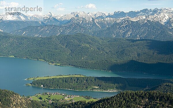 Blick auf Bergpanorama mit Walchensee und Karwendelgebirge  Gratwanderung Herzogstand Heimgarten  Oberbayern  Bayern  Deutschland  Europa