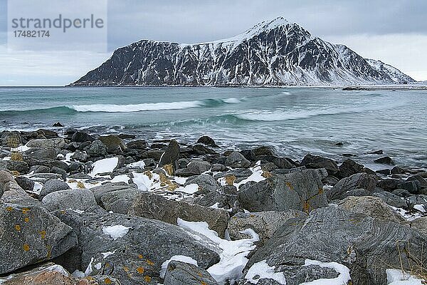 Winterliche skandinavische Landschaft  Meer  Berge  Schnee  Flakstad  Nordland  Lofoten  Norwegen  Europa