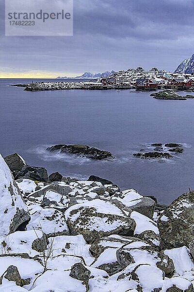 Winterliche Landschaft auf den Lofoten  Skandinavien  Moskenes  Nordland  Lofoten  Norwegen  Europa