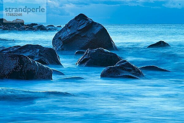 Winterliche skandinavische Landschaft mit stürmischer See  Uttakleiv strand  Meer  Felsen  blaue Stunde  Langzeitbelichtung  Leknes  Nordland  Lofoten  Norwegen  Europa