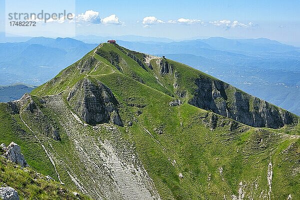 Bergkette  Massimo Rialti-Hütte auf dem Terminillo  Apennin  Latium  Italien  Europa