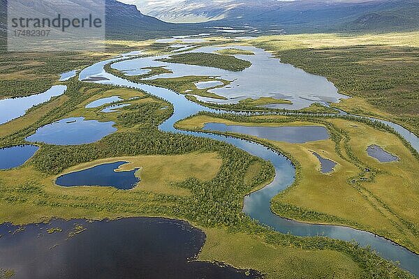 Flusslandschaft aus der Luft  Flusslauf des Visttasjohka  Nikkaluokta  Lappland  Schweden  Europa