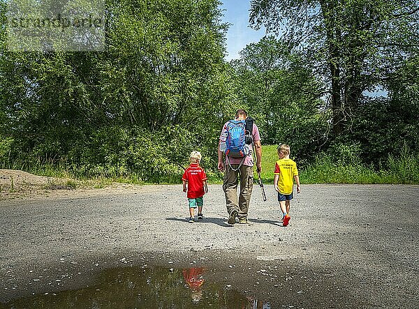 Familienvater beim Ausflug mit seinen Söhnen  Brieskow-Finkenheerd  Brandenburg  Deutschland  Europa