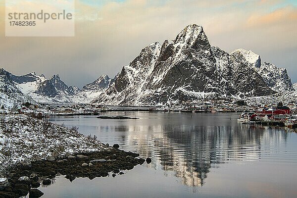 Winterliche skandinavische Landschaft  Meer  Berge  Schnee  Reine  Nordland  Lofoten  Norwegen  Europa