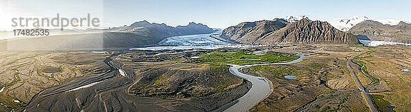 Gletscherfluss vor Bergen  Luftaufnahme  Skaftafell und Svínafellsjökull Gletscherzunge  Vatnajökull Gletscher  Island  Europa