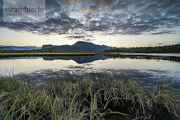 Berge spiegeln sich in kleinem See  Abendstimmung  Flussdelta des Visttasjohka  Nikkaluokta  Lappland  Schweden  Europa