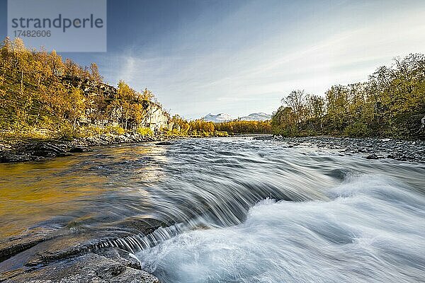 Fluss Abiskojåkka  Abiskojakka  herbstliche Landschaft und verschneite Berge im Abisko Nationalpark  Lappland  Schweden  Europa