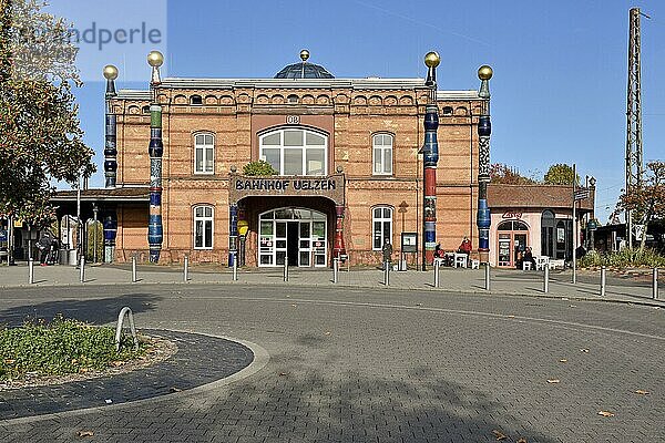 Hundertwasser-Bahnhof in Ülzen  Niedersachsen  Deutschland  Europa