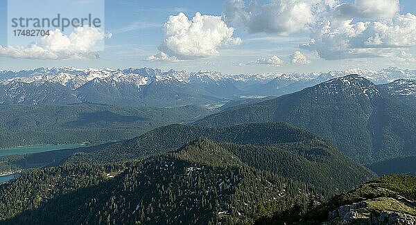 Bergpanorama  Ausblick vom Gratwanderung Herzogstand Heimgarten  Karwendelgebirge im Frühling  Oberbayern  Bayern  Deutschland  Europa