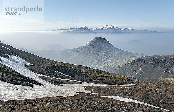 Tafelberge am Wanderweg Fimmvörðuháls  karge schneebedeckte Vulkanlandschaft mit einzelnen Vulkankratern  Þórsmörk Nature Reserve  Suðurland  Island  Europa