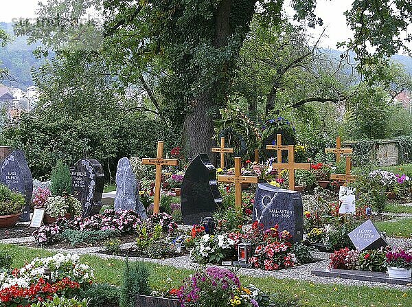 Friedhof  Grab  Holzkreuze und Grabsteine