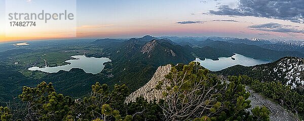 Ausblick vom Gipfel des Herzogstand  Bergpanorama mit Kochelsee und Walchensee bei Sonnenuntergang  Gratwanderung Herzogstand Heimgarten  Oberbayern  Bayern  Deutschland  Europa