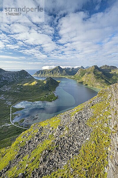 Blick vom Berg Kollfjellet auf Fjord und Berge der Lofoten  Flakstadøya  Lofoten  Norwegen  Europa