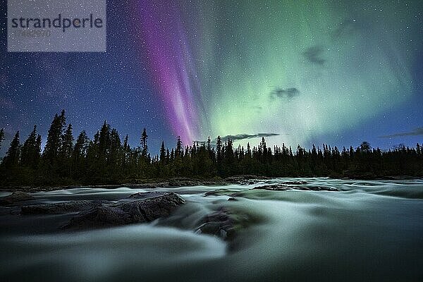 Nordlicht oder Aurora Borealis über Fluss Gamajåhkå oder Kamajåkkå  Kvikkjokk  Lappland  Schweden  Europa