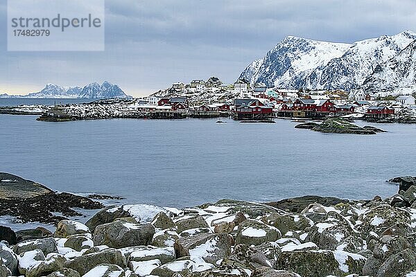Winterliche skandinavische Landschaft  Berge  Meer  Schnee  Moskenes  Nordland  Lofoten  Norwegen  Europa