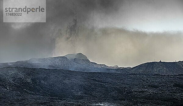 Ausbrechender Vulkan mit Lavafeld  Fagradalsfjall  Krýsuvík-Vulkansystem  Reykjanes Halbinsel  Island  Europa