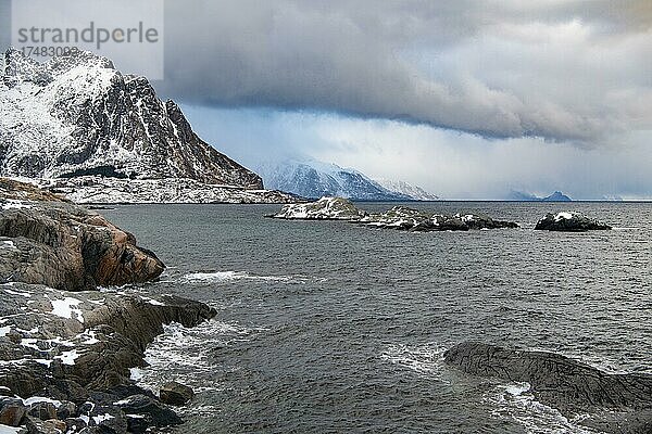 Winterliche skandinavische Landschaft  Sturm  Meer  Berge  Schnee  Hamnøy  Nordland  Lofoten  Norwegen  Europa