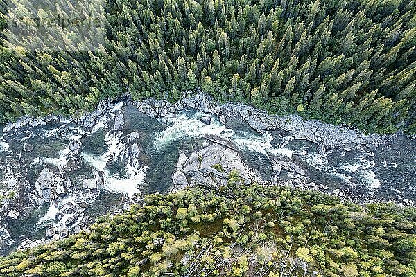 Stromschnellen des Fluss Gamajåhkå  Luftaufnahme  Kvikkjokk  Laponia  Norrbotten  Lappland  Schweden  Europa