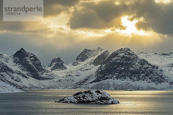 Winterliche skandinavische Landschaft am Fjord  Meer  Berge  Schnee  Ramberg  Nordland  Lofoten  Norwegen  Europa