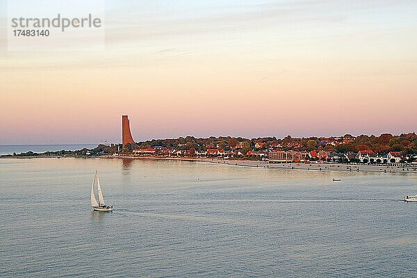 Segelschiff und Denkmal in Laboe  Kiel  Schleswig-Holstein  Norddeutschland  Deutschland  Europa