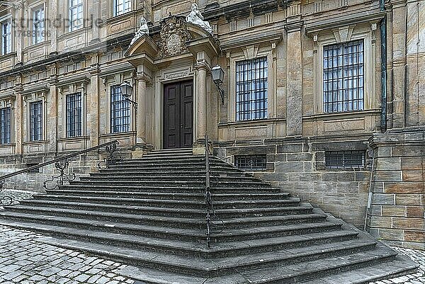 Eingangsportal mit Treppenaufgang der Neuen Residenz  gebaut um 1700 Bamberg  Oberfranken  Bayern  Deutschland  Europa