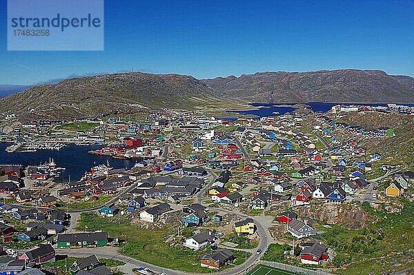 Aussicht über eine weitläufige Stadt  vielfarbige Holzhäuser  Qaqortoq  Kujalleq  Südgrönland  Grönland  Dänemark  Nordamerika