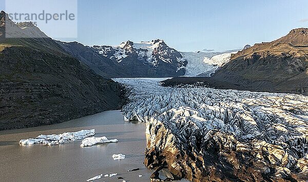 Gletscherfluss vor Bergen mit Hvannadalshnúkur  Luftaufnahme  Svínafellsjökull Gletscherzunge  Vatnajökull Gletscher  Island  Europa
