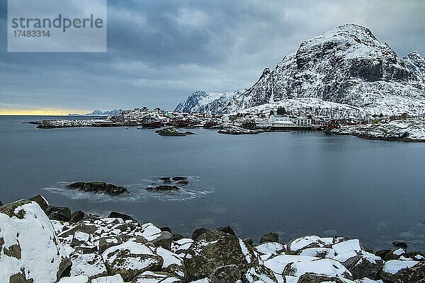 Winterliche Landschaft auf den Lofoten  Skandinavien  Moskenes  Nordland  Lofoten  Norwegen  Europa