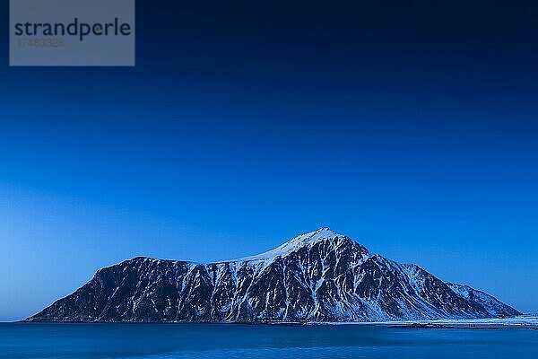 Winterliche skandinavische Landschaft  Meer  blaue Stunde  Berge  Schnee  Fjord  Norwegen im Winter  Flakstad  Nordland  Lofoten  Norwegen  Europa