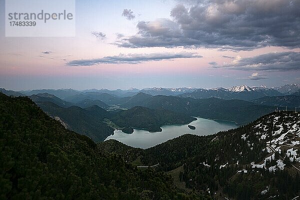 Ausblick vom Gipfel des Herzogstand  Blick auf Walchensee bei Sonnenuntergang  Gratwanderung Herzogstand Heimgarten  Oberbayern  Bayern  Deutschland  Europa