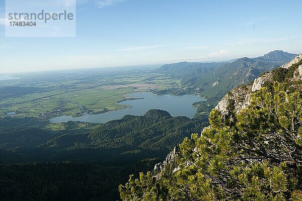 Blick auf Kochelsee  Gratwanderung Herzogstand Heimgarten  Oberbayern  Bayern  Deutschland  Europa