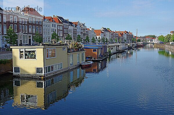 Hausboote und Uferpromenade  Middelburg  Zeeland  Niederlande  Europa