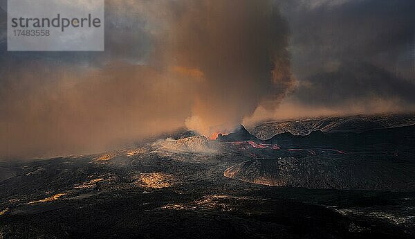Ausbrechender Vulkan mit Lavafontänen und Lavafeld  Krater mit heraustretender Lava und Lavafluss  Fagradalsfjall  Krýsuvík-Vulkansystem  Reykjanes Halbinsel  Island  Europa