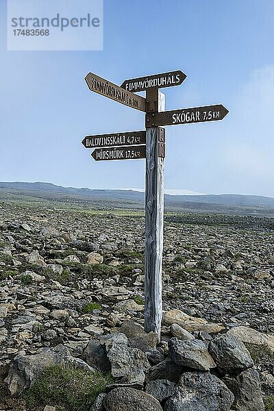 Wegweiser  Wanderweg Fimmvörðuháls  karge Vulkanlandschaft  Þórsmörk Nature Reserve  Suðurland  Island  Europa