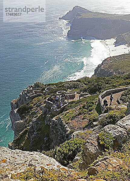 Touristen am Aussichtspunkt  Cape Point  Kap der Guten Hoffnung  Tafelberg-Nationalpark  Kap-Halbinsel  Westkap  Südafrika