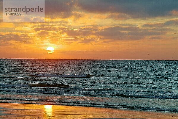 Sonnenuntergang in Hirtshals  Strand  Jütland  Dänemark  Europa