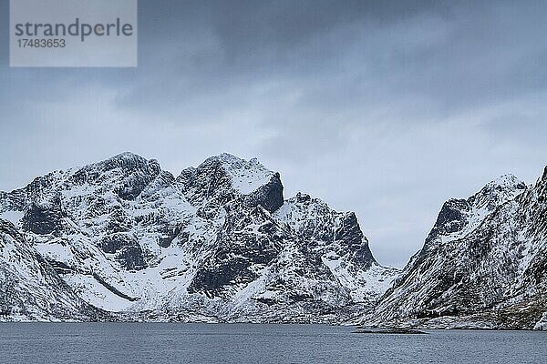 Winterliche Berge auf den Lofoten  Nordland  Lofoten  Norwegen  Europa