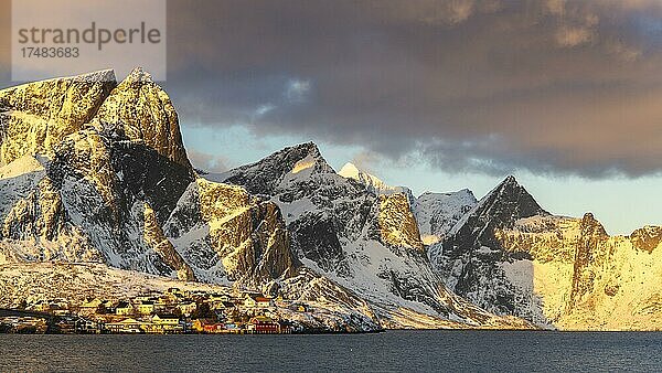 Winterliche skandinavische Landschaft bei Sonnenaufgang  Berge  Schnee  Fjord  Meer  Norwegen im Winter  Hamnøy  Nordland  Lofoten  Norwegen  Europa