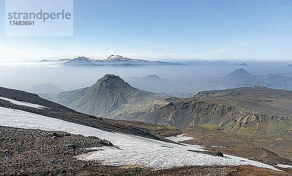 Wanderweg Fimmvörðuháls  karge schneebedeckte Vulkanlandschaft mit einzelnen Vulkankratern  Þórsmörk Nature Reserve  Suðurland  Island  Europa