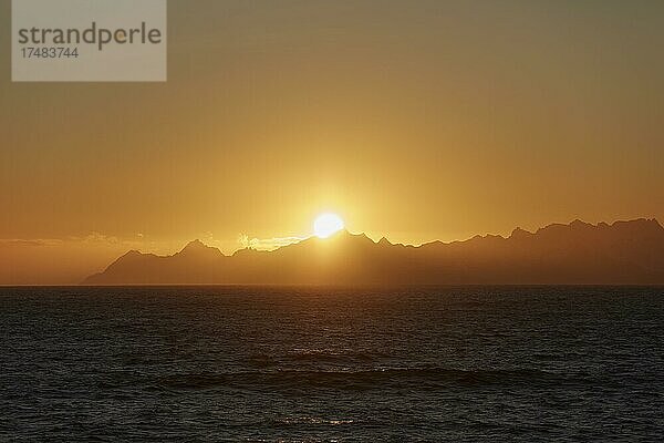 Sonnenaufgang über der Bergkulisse von Südgeorgien  Lichtstimmung mit Umiss der Berggipfel  Südgeorgien und Südliche Sandwichinseln  Britisches Überseegebiet  Antarktis  Antarktika