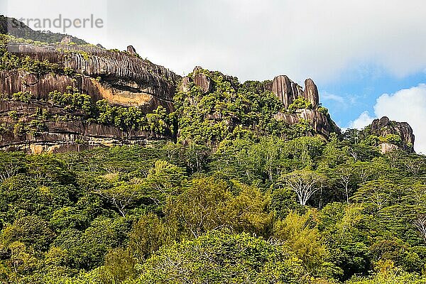 Üppig bewachsene Granitberge  Mahè  Seychellen  Mahe  Seychellen  Afrika