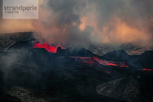 Ausbrechender Vulkan mit Lavafontänen und Lavafeld  Krater mit heraustretender Lava und Lavafluss  Fagradalsfjall  Krýsuvík-Vulkansystem  Reykjanes Halbinsel  Island  Europa