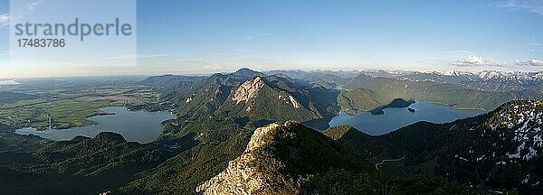 Ausblick vom Gipfel des Herzogstand  Panorama mit Kochelsee und Walchensee im Abendlicht  Gratwanderung Herzogstand Heimgarten  Oberbayern  Bayern  Deutschland  Europa